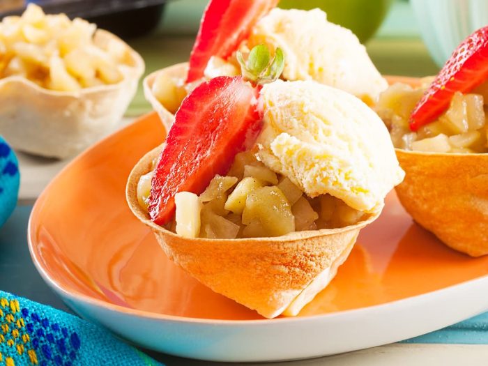 Canastitos de manzana caramelizada con helado de vainilla