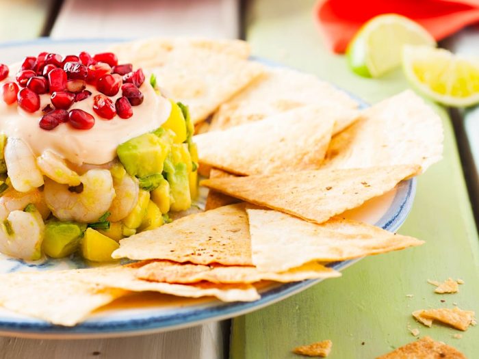 Tártaro de camarones con chips de tortilla al merkén